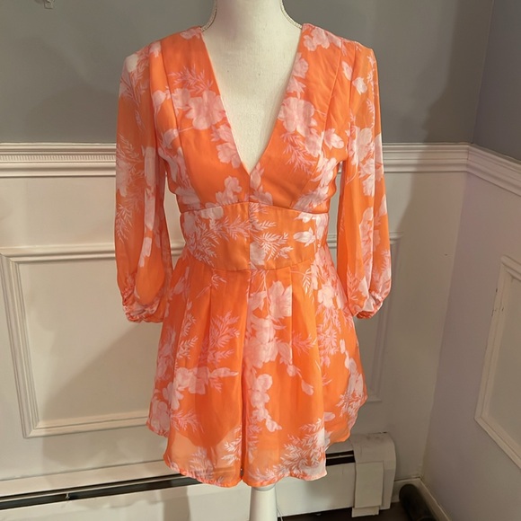 New Francesca’s Parker V-Neck Spring/Summer Coral Floral Romper - Picture 5 of 7